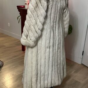 Elegant long fox fur coat 🦊